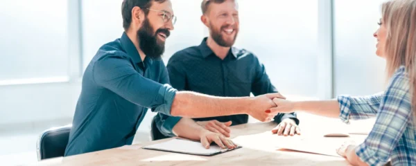 comment-un-closer-peut-il-s-adapter-aux-besoins-specifiques-de-secteurs-differents-en-entreprise