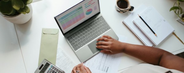 ordinateur portable sur un bureau