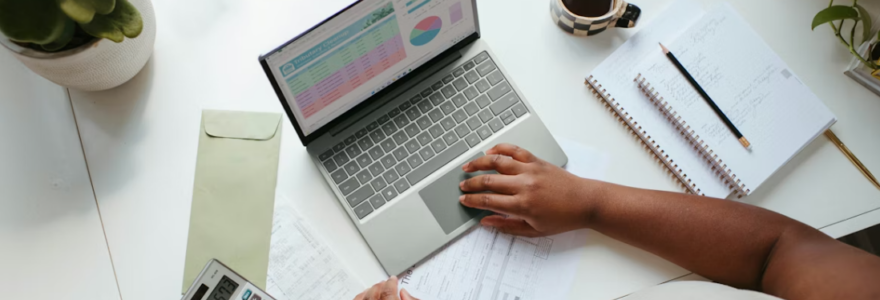 ordinateur portable sur un bureau
